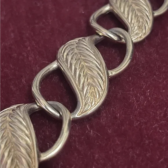 TRIFARI VINTAGE LEAF MOTIF GOLD-TONED LINKED NECKLACE AND EARRING SET